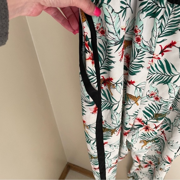 TIGER Print Jumpsuit In A Light And Breezy
Fabric, Elastic Waist, Pockets Size L - Picture 12 of 15